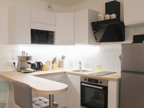 Jääkaappi, mikroaaltouuni, uuni, kahvin-/teenkeitin