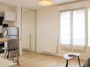 Kylskåp, mikrovågsugn, ugn och kaffe- och tebryggare