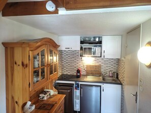 Kjøleskap, mikrobølgeovn, oppvaskmaskin og kaffetrakter/tekoker