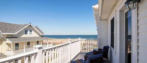 Luxury Room, 1 Queen Bed, Ocean View | Free WiFi, bed sheets