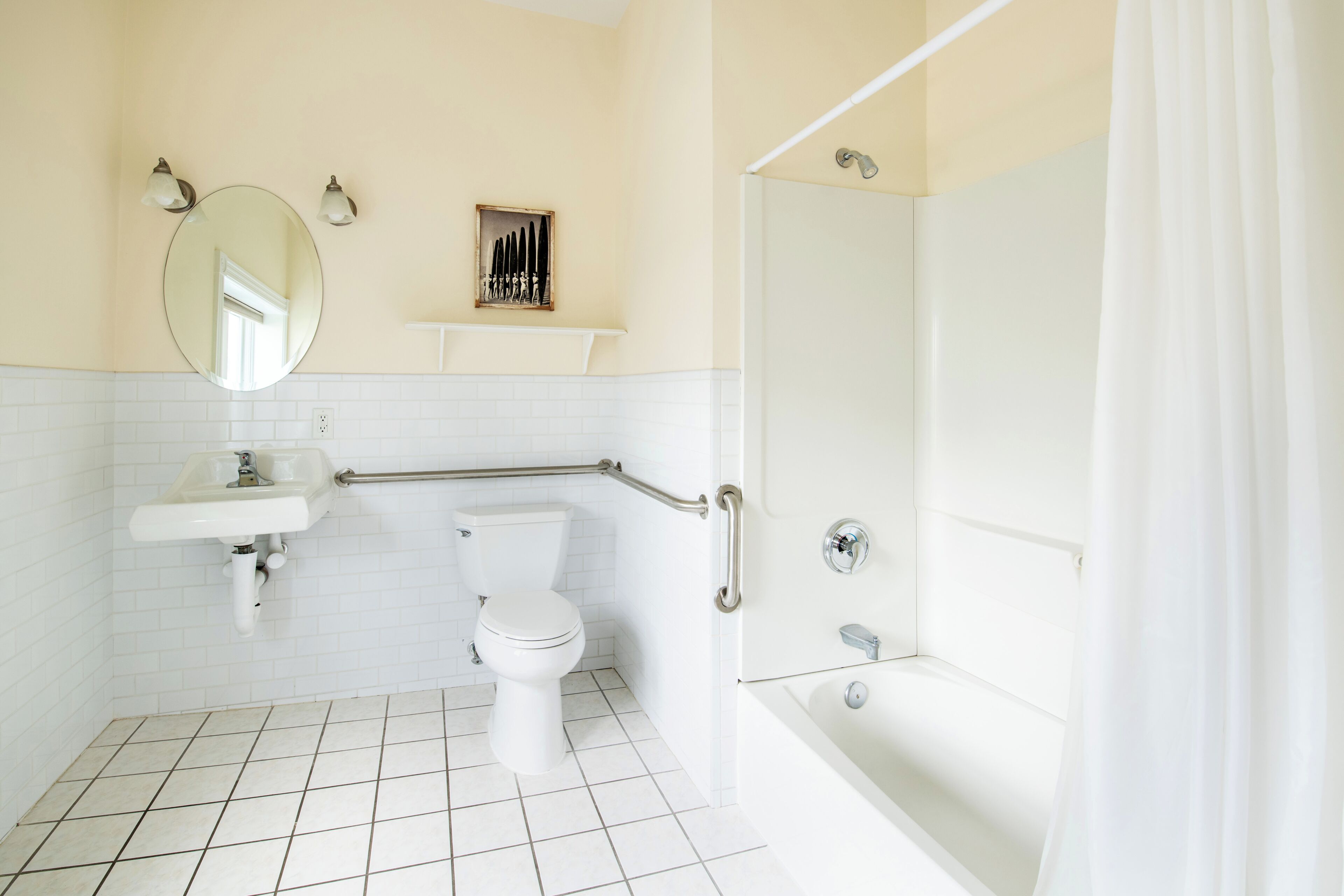 Un bagno con il water, un lavandino e una vasca.