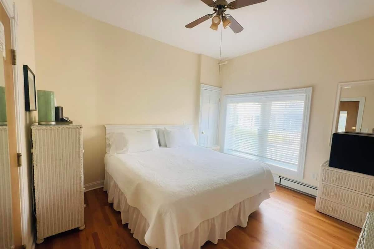 Standard Room, 1 King Bed, Ground Floor | 1 bedroom, free WiFi