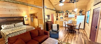 Cabin in town, walking distance to courthouse square.