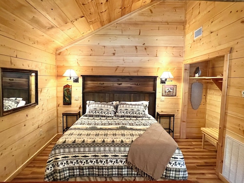 Turkey Trot #73 Cabin in town, walking distance to courthouse square.