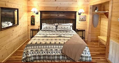 Turkey Trot #73 Cabin in town, walking distance to courthouse square.