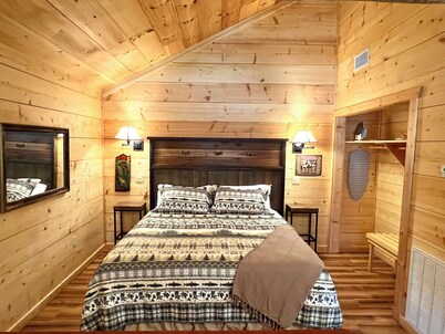 Turkey Trot #73 Cabin in town, walking distance to courthouse square.