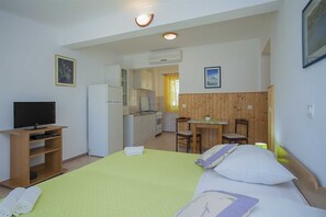 1 habitación, tabla de planchar con plancha, wifi gratis y ropa de cama 