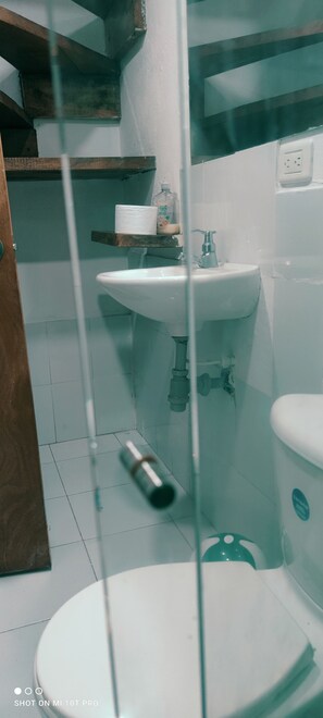 مجففات شعر، مناشف، صابون، ورق حمّام