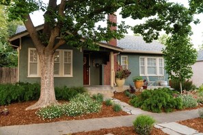 Exterior - Luxe Mid-Town Bungalow (Sacramento)