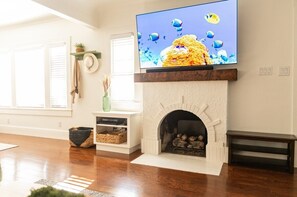 Interior - Luxe Mid-Town Bungalow (Sacramento)