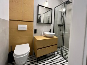 Classic Apartment | Bathroom | Shower, towels - Studio Brzeźno by Grand Apartments (Gdansk)