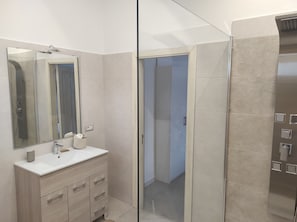 Een douche, een bubbelbad, een haardroger, handdoeken