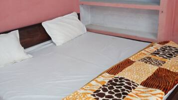 1 quarto, ferros/tábuas de passar roupa, roupa de cama