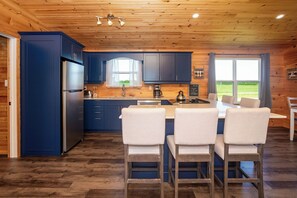 Réfrigérateur, un four, surface de cuisson, lave-vaisselle