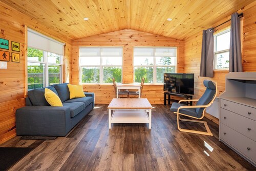 Waterfront cottage with private dock and Kayaks.  5 minutes to Lakeside Beach.