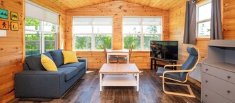 Waterfront cottage with private dock and Kayaks.  5 minutes to Lakeside Beach.