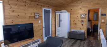 Waterfront cottage with private dock and Kayaks.  5 minutes to Lakeside Beach.