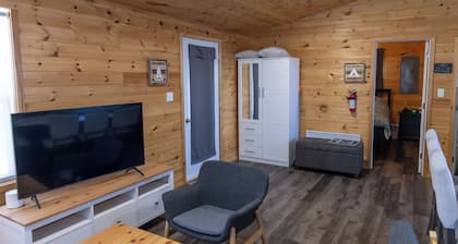 Waterfront cottage with private dock and Kayaks. 5 minutes to Lakeside Beach.