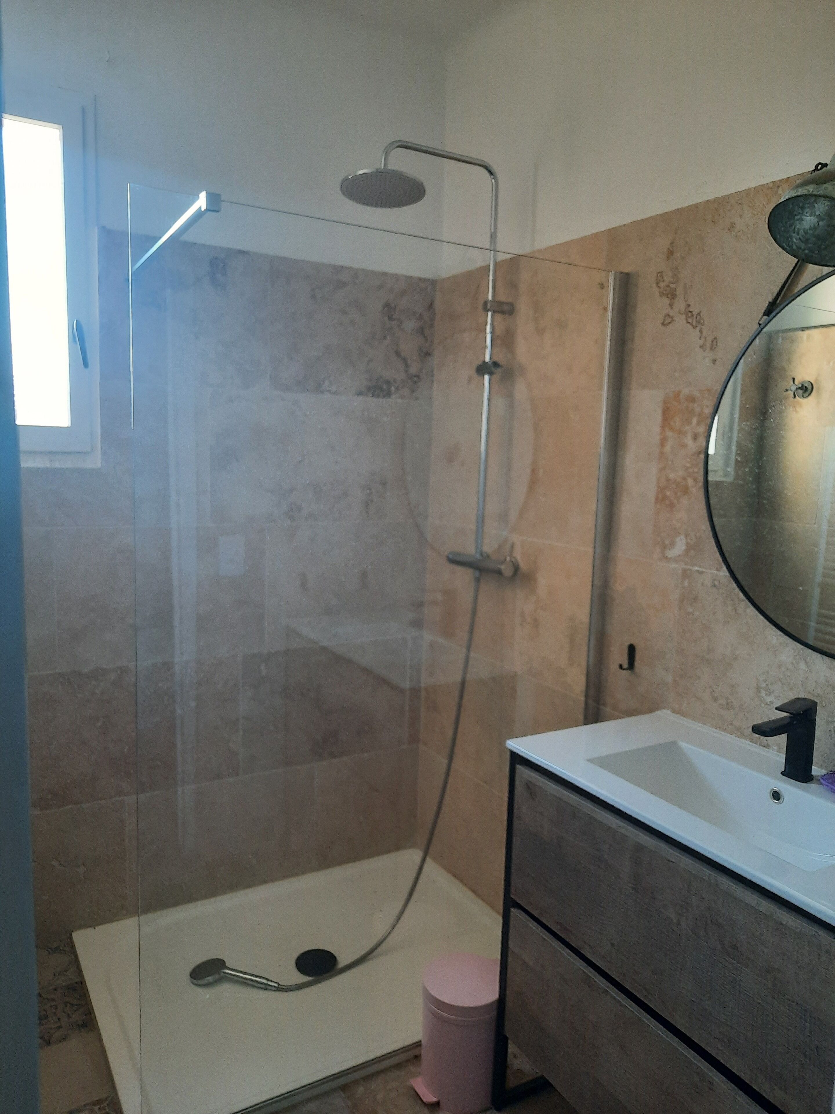 Douche, sèche-cheveux, serviettes fournies, papier toilette