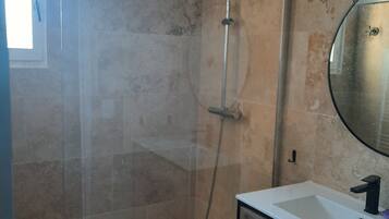Douche, sĂšche-cheveux, serviettes fournies, papier toilette