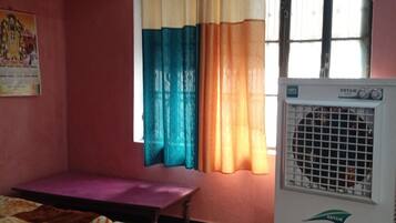 1 quarto, ferros/tábuas de passar roupa, roupa de cama