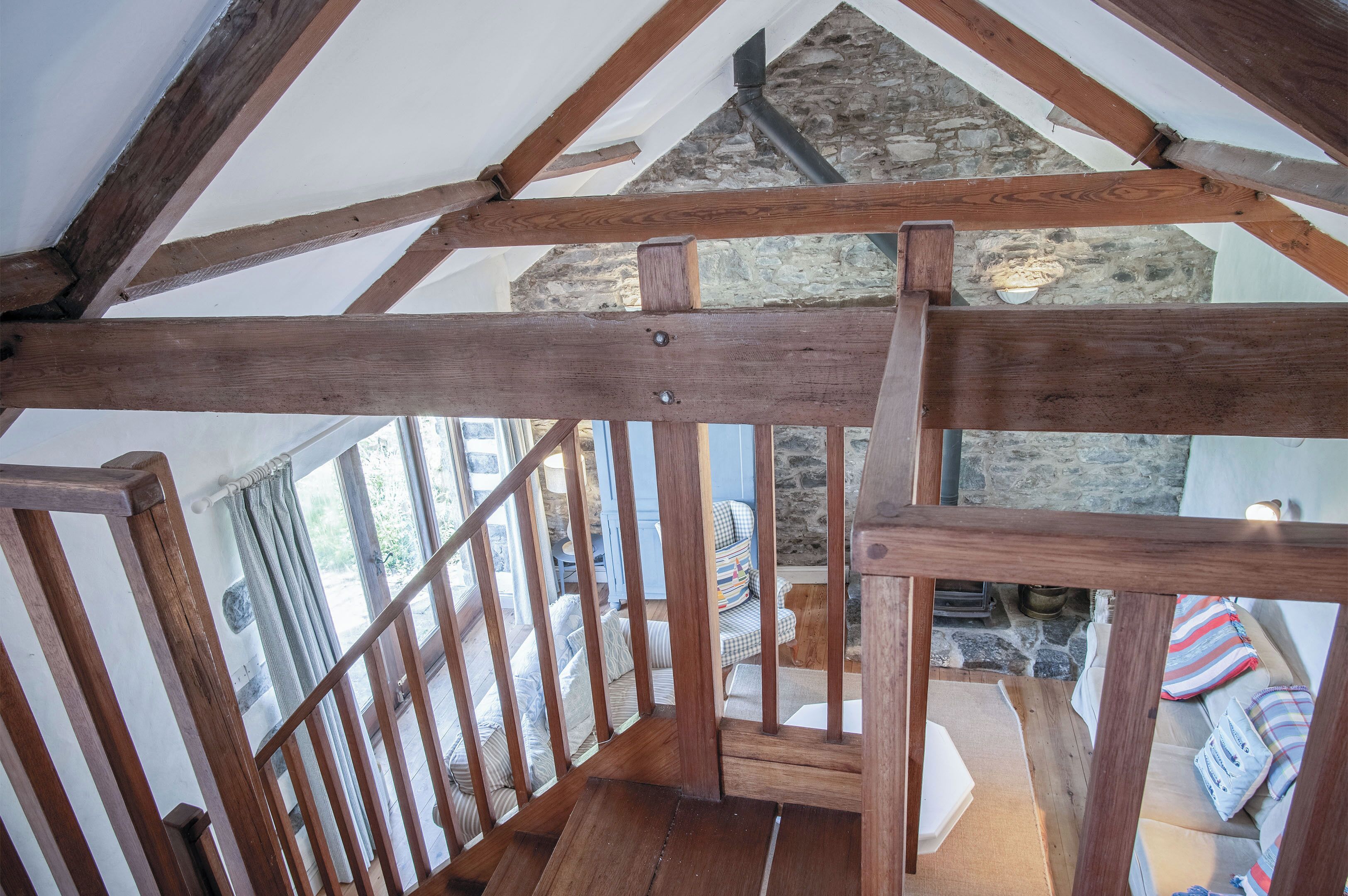 32–tuumainen televisio, jossa kaapelikanavat