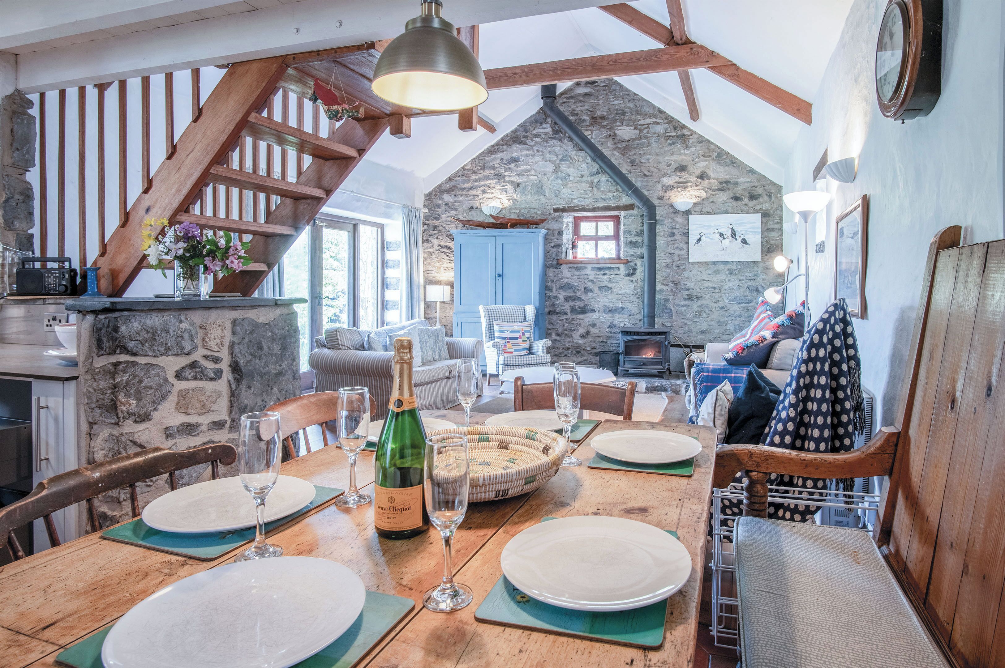 Televisi 32-inci dengan saluran TV kabel dan perapian