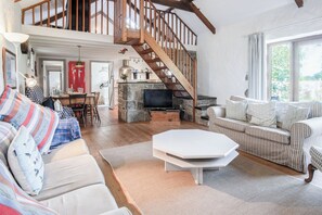 Televisión de 32 pulgadas con canales por cable, una chimenea