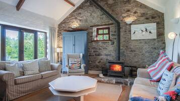 Ferienhaus (3 Bedrooms) | Wohnbereich | 32-Zoll-Fernseher mit Kabelempfang, Kamin