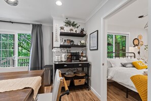 1 bedroom, iron/ironing board, free WiFi, bed sheets - Modern & Stylish Bellevue Basement Suite - King Bed and Office 5 minutes to Mall (Bellevue)