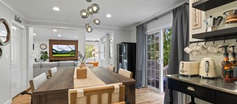 Modern & Stylish Bellevue Basement Suite - King Bed and Office 5 minutes to Mall