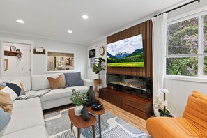 Smart TV, fireplace - Modern & Stylish Bellevue Basement Suite - King Bed and Office 5 minutes to Mall (Bellevue)