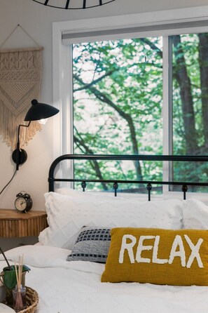 1 habitación, tabla de planchar con plancha y cuna de viaje