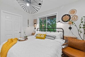 1 bedroom, iron/ironing board, free WiFi, bed sheets - Modern & Stylish Bellevue Basement Suite - Spacious & Cozy Stay Urban Oasis (Bellevue)