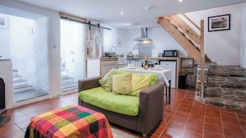 Mökki (1 Bedroom) | Oleskelualue | 32–tuumainen televisio, jossa kaapelikanavat