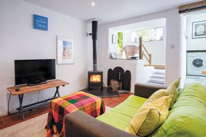 32-inch TV with cable channels, fireplace - Soap Barn - 1 Bedroom Cottage - Manorbier (Tenby)