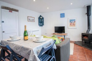 ทีวี 32 นิ้ว พร้อมช่องเคเบิล, เตาผิง