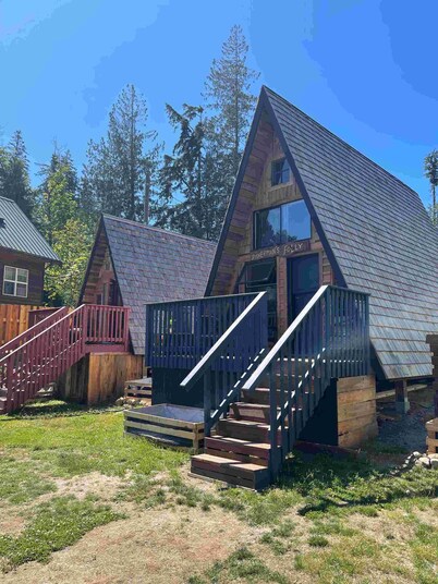 4 Coastal Cabins & 2 bedroom suite for exploring the Sunshine Coast of BC