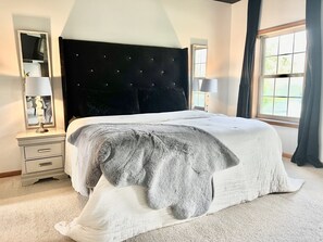3 bedrooms, desk, WiFi, bed sheets - Big secluded house close to Chicago and Lake Michigan, (Saint John)