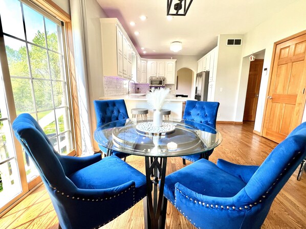 Dining - Big secluded house close to Chicago and Lake Michigan, (Saint John)