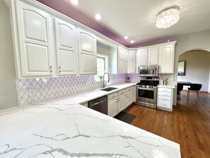 Fridge, microwave, oven, stovetop - Big secluded house close to Chicago and Lake Michigan, (Saint John)