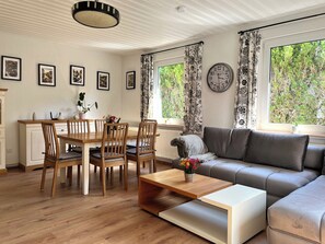 Smart-TV, bøker og stereoanlegg