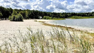 Plage à proximité, chaises longues