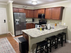 冷蔵庫、電子レンジ、オーブン、コンロ