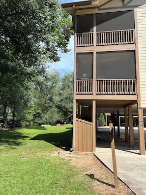 Exterior - Walk to everything, directly on the Chattahoochee River, in Alpine Helen, GA (Helen)