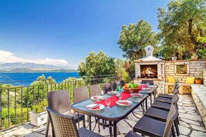 Outdoor dining - Villa Caribia Sea View by Villa Plus (Άγιος Στέφανος)