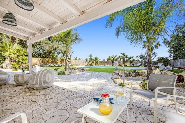 Outdoor dining - Villa Mediterraneo by Villa Plus (Santa Maria del Focallo)