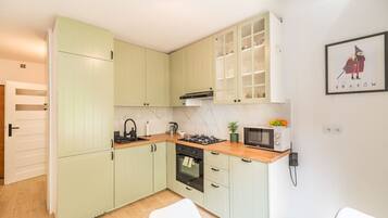 Jääkaappi, mikroaaltouuni, uuni, liesi