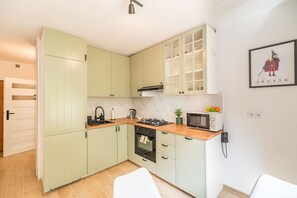 Jääkaappi, mikroaaltouuni, uuni, liesi