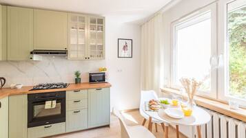 Jääkaappi, mikroaaltouuni, uuni, liesi